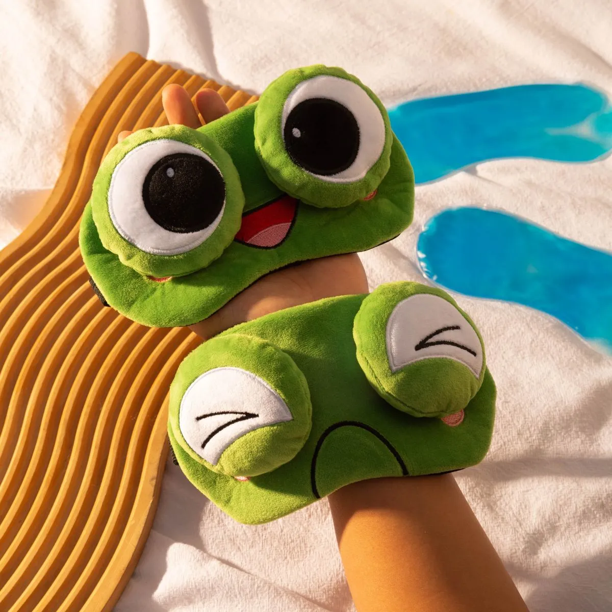 3D Cartoon Frog Plush Sleep Mask – Soft Funny Eye Mask with Expressive Big Eyes & Cooling Gel Ice Pack, Light Blocking Blindfold for Travel, Nap, Bedtime